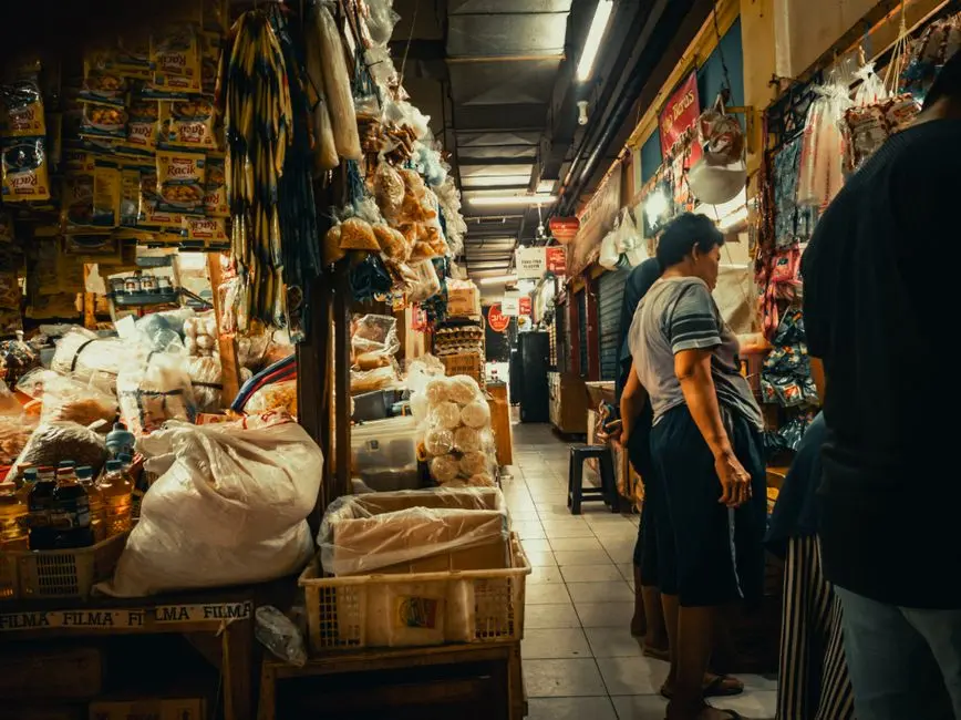 Suasana UMKM lokal di pasar tradisional Makassar