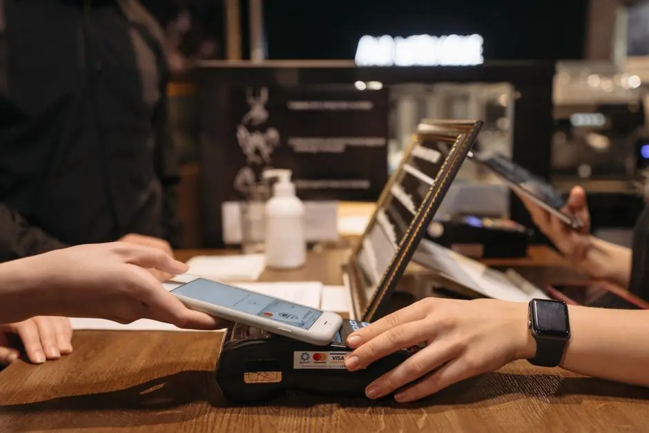 Transaksi pembayaran digital kode QR pada gerai UMKM